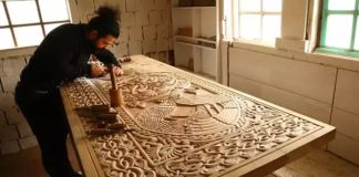 El sanatlarının ve marangozluk sektörünün önemli temsilcilerinden biri olan ahşap ustası, hem estetik hem de işlevsel açıdan değerli ürünler ortaya koyan kişidir. Ahşap işçiliği, tarih boyunca yaşam alanlarını şekillendiren bir zanaat olmuştur ve günümüzde modern tasarım ile birleşerek farklı alanlarda kullanılmaktadır. Bu nedenle birçok kişi ahşap ustası kimdir ve ahşap ustası ne kadar kazanır sorularının yanıtını araştırmaktadır. Konulu bir haber görseli.