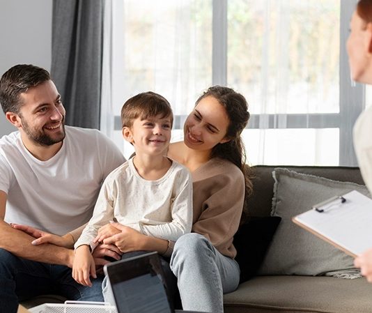 Toplumun temel yapı taşı olarak kabul edilen aile kurumu, bireylerin psikolojik ve sosyal gelişiminde büyük bir rol oynar. Ancak aile içinde zaman zaman iletişim sorunları, çatışmalar veya farklı anlaşmazlıklar ortaya çıkabilir. Bu tür durumlarda profesyonel destek sağlayan uzmanlara aile danışmanı adı verilir. Günümüzde birçok kişi aile danışmanı kimdir ve aile danışmanı ne kadar kazanır sorularının yanıtını merak etmektedir. Konulu bir haber görseli.