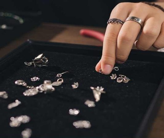 Moda ve tasarım dünyasında önemli bir rol üstlenen aksesuar tasarımcısı, kıyafetleri tamamlayan ve tarzı belirleyen ürünleri tasarlayan uzmandır. Çanta, takı, şapka, kemer ve diğer tamamlayıcı ürünler üzerinde çalışan bu meslek, hem yaratıcılık hem de teknik beceri gerektirir. Bu nedenle birçok kişi aksesuar tasarımcısı kimdir ve aksesuar tasarımcısı ne kadar kazanır sorularına yanıt aramaktadır. Konulu bir haber görseli.