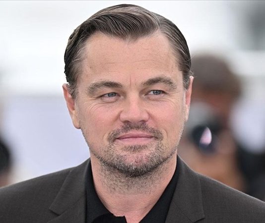 Sinema, tiyatro ve televizyon dünyasının en önemli unsurlarından biri aktör mesleğidir. Bir hikâyenin izleyiciye aktarılmasında ve karakterlerin hayat bulmasında aktörlerin rolü oldukça büyüktür. Bu nedenle birçok kişi aktör kimdir ve aktör ne kadar kazanır sorularının yanıtını merak etmektedir. Oyunculuk sektörü hem sanat hem de medya dünyasının önemli bir parçası olduğu için aktörlük mesleği toplumda dikkat çeken ve ilgi uyandıran bir kariyer alanı olarak görülür. Konulu bir haber görseli.