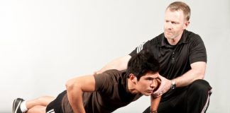 Spor dünyasında başarı yalnızca sporcuların yeteneğine bağlı değildir. Sporcuların doğru şekilde hazırlanması, fiziksel ve mental olarak gelişmesi için profesyonel bir rehberliğe ihtiyaç vardır. Bu noktada antrenör, sporcuların performansını geliştiren ve onları müsabakalara hazırlayan en önemli kişilerden biridir. Bu nedenle birçok kişi antrenör kimdir ve antrenör ne kadar kazanır sorularının yanıtını merak etmektedir. Konulu bir haber görseli.