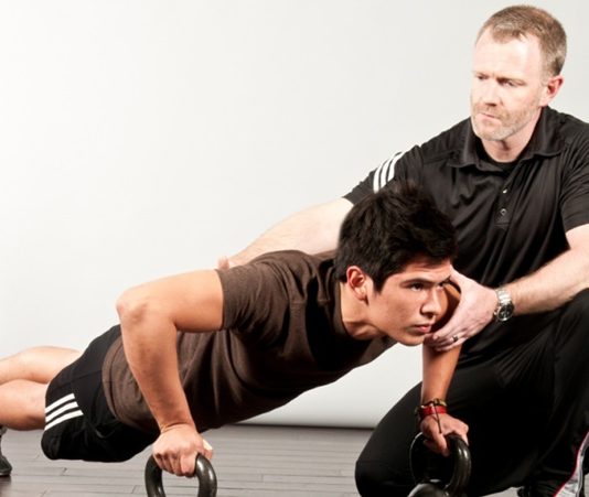 Spor dünyasında başarı yalnızca sporcuların yeteneğine bağlı değildir. Sporcuların doğru şekilde hazırlanması, fiziksel ve mental olarak gelişmesi için profesyonel bir rehberliğe ihtiyaç vardır. Bu noktada antrenör, sporcuların performansını geliştiren ve onları müsabakalara hazırlayan en önemli kişilerden biridir. Bu nedenle birçok kişi antrenör kimdir ve antrenör ne kadar kazanır sorularının yanıtını merak etmektedir. Konulu bir haber görseli.