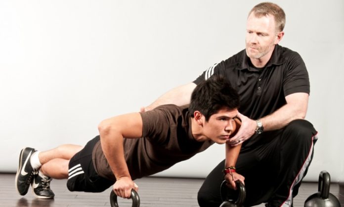 Spor dünyasında başarı yalnızca sporcuların yeteneğine bağlı değildir. Sporcuların doğru şekilde hazırlanması, fiziksel ve mental olarak gelişmesi için profesyonel bir rehberliğe ihtiyaç vardır. Bu noktada antrenör, sporcuların performansını geliştiren ve onları müsabakalara hazırlayan en önemli kişilerden biridir. Bu nedenle birçok kişi antrenör kimdir ve antrenör ne kadar kazanır sorularının yanıtını merak etmektedir. Konulu bir haber görseli.