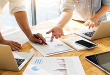 Üniversite ve akademik dünyada önemli bir pozisyon olan araştırma görevlisi, hem akademik çalışmalar yürütür hem de eğitim faaliyetlerine destek sağlar. Bu meslek, özellikle yüksek lisans ve doktora öğrencileri için akademik kariyerin başlangıç noktası olarak kabul edilir. Bu nedenle birçok kişi araştırma görevlisi kimdir ve araştırma görevlisi ne kadar kazanır sorularına yanıt aramaktadır. Konulu bir haber görseli.