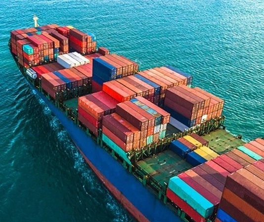 Deniz taşımacılığı ve lojistik sektörünün önemli figürlerinden biri olan armatör, gemi sahibi olarak denizcilik faaliyetlerini yöneten kişiye verilen isimdir. Deniz taşımacılığı ekonomisi üzerinde doğrudan etkisi olan armatörler, hem ticari hem de stratejik açıdan kritik bir rol üstlenir. Bu nedenle birçok kişi armatör kimdir ve armatör ne kadar kazanır sorularının yanıtını merak etmektedir. Konulu bir haber görseli.