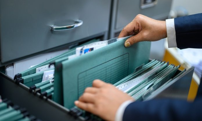 Belgelerin düzenli bir şekilde saklanması ve yönetilmesi günümüzün en önemli ihtiyaçlarından biridir. Bu noktada devreye giren arşivci, kurumların bilgi ve belgelerini güvenli ve sistemli bir şekilde muhafaza eden uzman kişidir. Pek çok kişi arşivci kimdir ve arşivci ne kadar kazanır sorularını araştırmaktadır çünkü meslek, hem titizlik hem de organizasyon becerisi gerektiren bir alan olarak öne çıkar. Konulu bir haber görseli.