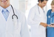 Sağlık sektörü, uzmanlık ve yoğun eğitim gerektiren mesleklerin başında gelir. Doktorluk mesleğinde uzmanlaşma süreci ise belirli aşamalardan oluşur. Bu aşamalardan biri de asistan doktor olarak bilinen eğitim sürecidir. Tıp fakültesinden mezun olan birçok doktor, belirli bir alanda uzmanlaşmak için bu sürece girer. Bu nedenle asistan doktor kimdir ve asistan doktor ne kadar kazanır soruları sağlık alanına ilgi duyan kişiler tarafından sıkça araştırılmaktadır. Konulu bir haber görseli.