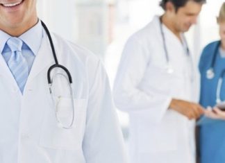Sağlık sektörü, uzmanlık ve yoğun eğitim gerektiren mesleklerin başında gelir. Doktorluk mesleğinde uzmanlaşma süreci ise belirli aşamalardan oluşur. Bu aşamalardan biri de asistan doktor olarak bilinen eğitim sürecidir. Tıp fakültesinden mezun olan birçok doktor, belirli bir alanda uzmanlaşmak için bu sürece girer. Bu nedenle asistan doktor kimdir ve asistan doktor ne kadar kazanır soruları sağlık alanına ilgi duyan kişiler tarafından sıkça araştırılmaktadır. Konulu bir haber görseli.