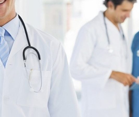 Sağlık sektörü, uzmanlık ve yoğun eğitim gerektiren mesleklerin başında gelir. Doktorluk mesleğinde uzmanlaşma süreci ise belirli aşamalardan oluşur. Bu aşamalardan biri de asistan doktor olarak bilinen eğitim sürecidir. Tıp fakültesinden mezun olan birçok doktor, belirli bir alanda uzmanlaşmak için bu sürece girer. Bu nedenle asistan doktor kimdir ve asistan doktor ne kadar kazanır soruları sağlık alanına ilgi duyan kişiler tarafından sıkça araştırılmaktadır. Konulu bir haber görseli.