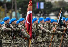 Ülke savunmasında kritik rol üstlenen asker, vatanın güvenliği için görev yapan ve disiplinli bir eğitim sürecinden geçen kişidir. Hem barış hem de savaş dönemlerinde sorumluluk alan bu meslek, fiziksel ve zihinsel dayanıklılık gerektirir. Bu nedenle birçok kişi asker kimdir ve asker ne kadar kazanır sorularına yanıt aramaktadır. Konulu bir haber görseli.