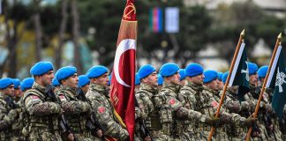 Ülke savunmasında kritik rol üstlenen asker, vatanın güvenliği için görev yapan ve disiplinli bir eğitim sürecinden geçen kişidir. Hem barış hem de savaş dönemlerinde sorumluluk alan bu meslek, fiziksel ve zihinsel dayanıklılık gerektirir. Bu nedenle birçok kişi asker kimdir ve asker ne kadar kazanır sorularına yanıt aramaktadır. Konulu bir haber görseli.