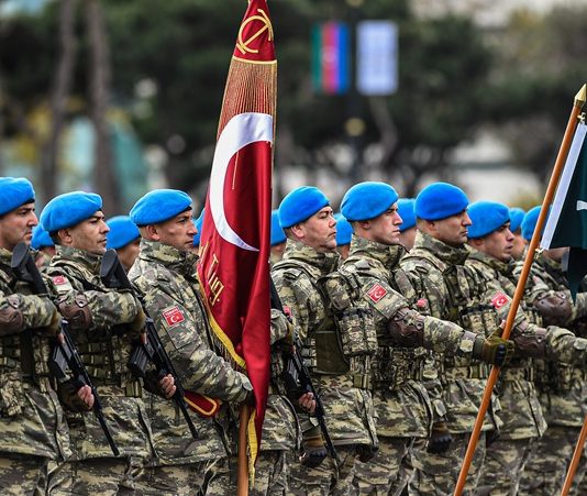 Ülke savunmasında kritik rol üstlenen asker, vatanın güvenliği için görev yapan ve disiplinli bir eğitim sürecinden geçen kişidir. Hem barış hem de savaş dönemlerinde sorumluluk alan bu meslek, fiziksel ve zihinsel dayanıklılık gerektirir. Bu nedenle birçok kişi asker kimdir ve asker ne kadar kazanır sorularına yanıt aramaktadır. Konulu bir haber görseli.