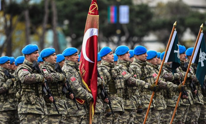 Ülke savunmasında kritik rol üstlenen asker, vatanın güvenliği için görev yapan ve disiplinli bir eğitim sürecinden geçen kişidir. Hem barış hem de savaş dönemlerinde sorumluluk alan bu meslek, fiziksel ve zihinsel dayanıklılık gerektirir. Bu nedenle birçok kişi asker kimdir ve asker ne kadar kazanır sorularına yanıt aramaktadır. Konulu bir haber görseli.
