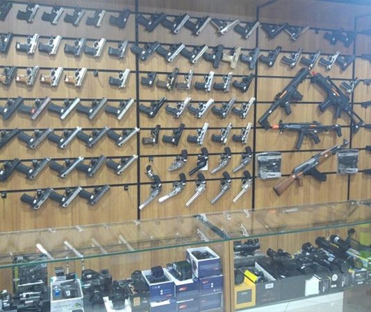 Silah ve avcılık malzemeleri sektörünün önemli figürlerinden biri olan av bayii, ruhsatlı silah, mermi ve av malzemelerinin satışını yapan kişidir. Bu meslek, hem yasal bilgi hem de ticari beceri gerektirir. Bu nedenle birçok kişi av bayii kimdir ve av bayii ne kadar kazanır sorularına yanıt aramaktadır. Konulu bir haber görseli.