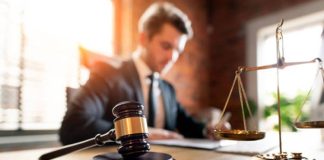 Hukuk sistemi, toplum düzeninin korunması ve bireylerin haklarının güvence altına alınması açısından büyük önem taşır. Bu sistemin en önemli aktörlerinden biri ise avukat mesleğini icra eden hukukçulardır. Birçok kişi avukat kimdir ve avukat ne kadar kazanır sorularının yanıtını merak ederken, aynı zamanda bu mesleğin sorumlulukları, çalışma alanları ve gelir düzeyi hakkında da bilgi sahibi olmak istemektedir. Konulu bir haber görseli.