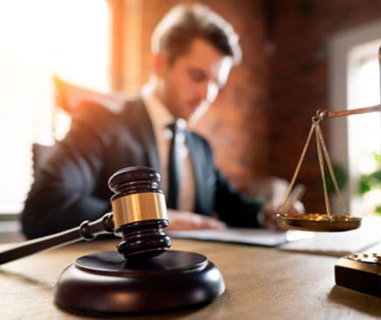 Hukuk sistemi, toplum düzeninin korunması ve bireylerin haklarının güvence altına alınması açısından büyük önem taşır. Bu sistemin en önemli aktörlerinden biri ise avukat mesleğini icra eden hukukçulardır. Birçok kişi avukat kimdir ve avukat ne kadar kazanır sorularının yanıtını merak ederken, aynı zamanda bu mesleğin sorumlulukları, çalışma alanları ve gelir düzeyi hakkında da bilgi sahibi olmak istemektedir. Konulu bir haber görseli.