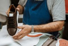 Ayakkabı üretimi, hem tasarım hem de üretim süreçlerini kapsayan bir sektördür. Bu alanda çalışan ayakkabı imalatçısı, kaliteli ve dayanıklı ürünler ortaya çıkarmak için detaylı bilgi ve beceriye sahip olmalıdır. Mesleğin temel sorumlulukları, üretim sürecinin her aşamasında kaliteyi sağlamak ve ürünlerin piyasaya uygun olmasını garantilemektir. Bu nedenle birçok kişi ayakkabı imalatçısı kimdir ve ayakkabı imalatçısı ne kadar kazanır sorularını merak etmektedir. Konulu bir haber görseli.