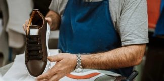 Ayakkabı üretimi, hem tasarım hem de üretim süreçlerini kapsayan bir sektördür. Bu alanda çalışan ayakkabı imalatçısı, kaliteli ve dayanıklı ürünler ortaya çıkarmak için detaylı bilgi ve beceriye sahip olmalıdır. Mesleğin temel sorumlulukları, üretim sürecinin her aşamasında kaliteyi sağlamak ve ürünlerin piyasaya uygun olmasını garantilemektir. Bu nedenle birçok kişi ayakkabı imalatçısı kimdir ve ayakkabı imalatçısı ne kadar kazanır sorularını merak etmektedir. Konulu bir haber görseli.