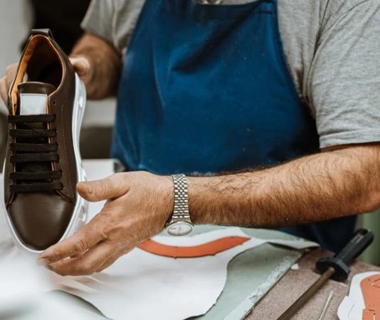 Ayakkabı üretimi, hem tasarım hem de üretim süreçlerini kapsayan bir sektördür. Bu alanda çalışan ayakkabı imalatçısı, kaliteli ve dayanıklı ürünler ortaya çıkarmak için detaylı bilgi ve beceriye sahip olmalıdır. Mesleğin temel sorumlulukları, üretim sürecinin her aşamasında kaliteyi sağlamak ve ürünlerin piyasaya uygun olmasını garantilemektir. Bu nedenle birçok kişi ayakkabı imalatçısı kimdir ve ayakkabı imalatçısı ne kadar kazanır sorularını merak etmektedir. Konulu bir haber görseli.