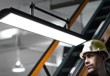 Günümüzde sahne, sinema, televizyon ve etkinlik sektörlerinde kritik bir rol üstlenen aydınlatma teknisyeni, profesyonel ışık sistemlerini kuran ve yöneten uzmandır. Etkinliklerin ve prodüksiyonların görsel kalitesini doğrudan etkileyen bu meslek, teknik bilgi, yaratıcılık ve deneyim gerektirir. Bu nedenle birçok kişi aydınlatma teknisyeni kimdir ve aydınlatma teknisyeni ne kadar kazanır sorularına yanıt aramaktadır. Konulu bir haber görseli.