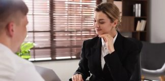 Finans sektöründe önemli bir yer tutan bankacı, bankalarda müşterilere hizmet veren, finansal işlemleri yöneten ve kurumun ekonomik süreçlerine katkıda bulunan uzman kişidir. Günümüzde birçok kişi bankacı kimdir ve bankacı ne kadar kazanır sorularını merak etmektedir. Meslek, eğitim, deneyim ve çalışılan banka türüne bağlı olarak değişkenlik gösteren kazanç potansiyeline sahiptir. Konulu bir haber görseli.
