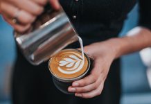 Kafe kültürünün yaygınlaşmasıyla birlikte barista mesleği de önem kazandı. Bir barista, kahve hazırlama ve sunma konusunda uzman kişidir. Günümüzde birçok kişi, özellikle kahve tutkunları, barista kimdir ve barista ne kadar kazanır sorularını merak etmektedir. Meslek, teknik bilgi, estetik ve müşteri iletişimi becerilerini bir araya getirir. Konulu bir haber görseli.
