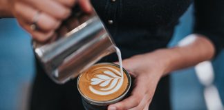 Kafe kültürünün yaygınlaşmasıyla birlikte barista mesleği de önem kazandı. Bir barista, kahve hazırlama ve sunma konusunda uzman kişidir. Günümüzde birçok kişi, özellikle kahve tutkunları, barista kimdir ve barista ne kadar kazanır sorularını merak etmektedir. Meslek, teknik bilgi, estetik ve müşteri iletişimi becerilerini bir araya getirir. Konulu bir haber görseli.