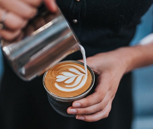 Barista Kimdir? Barista Ne Kadar Kazanır? Kafe kültürünün yaygınlaşmasıyla birlikte barista mesleği de önem kazandı. Bir barista, kahve hazırlama ve sunma konusunda uzman kişidir. Günümüzde birçok kişi, özellikle kahve tutkunları, barista kimdir ve barista ne kadar kazanır sorularını merak etmektedir. Meslek, teknik bilgi, estetik ve müşteri iletişimi becerilerini bir araya getirir. Konulu bir haber görseli.