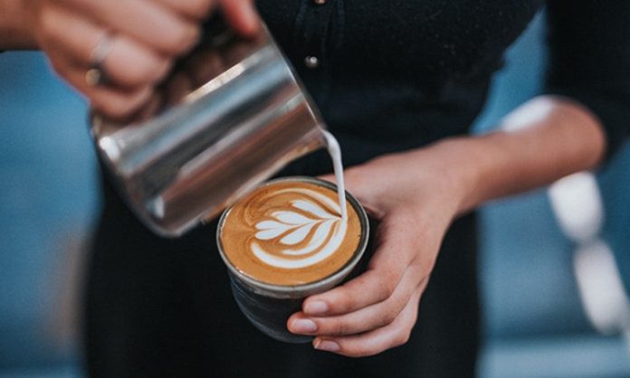 Barista Kimdir Barista Ne Kadar Kazanır Kafe kültürünün yaygınlaşmasıyla birlikte barista mesleği de önem kazandı. Bir barista, kahve hazırlama ve sunma konusunda uzman kişidir. Günümüzde birçok kişi, özellikle kahve tutkunları, barista kimdir ve barista ne kadar kazanır sorularını merak etmektedir. Meslek, teknik bilgi, estetik ve müşteri iletişimi becerilerini bir araya getirir. Konulu bir haber görseli.