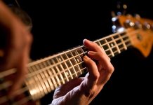 Müzik dünyasında ritmin ve melodinin temel taşlarından biri olan bas gitarist, grup müziklerinde ve solo projelerde kritik bir rol üstlenen profesyoneldir. Bas gitarist kimdir sorusu, müzikle ilgilenen kişiler için hem mesleğin tanımını hem de görevlerini anlamak açısından önem taşır. Bu meslek, sadece performansla sınırlı kalmayıp, stüdyo çalışmaları ve müzik prodüksiyonlarında da aktif olarak yer alır. Konulu bir haber görseli.