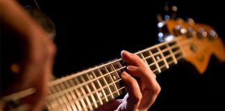 Müzik dünyasında ritmin ve melodinin temel taşlarından biri olan bas gitarist, grup müziklerinde ve solo projelerde kritik bir rol üstlenen profesyoneldir. Bas gitarist kimdir sorusu, müzikle ilgilenen kişiler için hem mesleğin tanımını hem de görevlerini anlamak açısından önem taşır. Bu meslek, sadece performansla sınırlı kalmayıp, stüdyo çalışmaları ve müzik prodüksiyonlarında da aktif olarak yer alır. Konulu bir haber görseli.