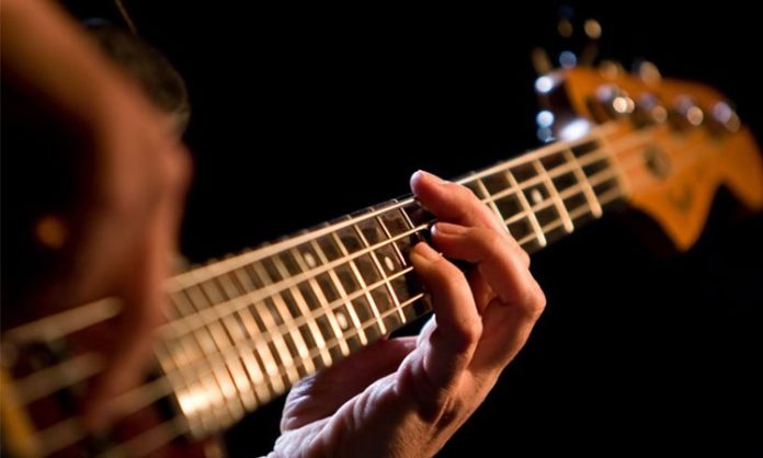 Bas Gitarist Kimdir Bas Gitarist Ne Kadar Kazanır Müzik dünyasında ritmin ve melodinin temel taşlarından biri olan bas gitarist, grup müziklerinde ve solo projelerde kritik bir rol üstlenen profesyoneldir. Bas gitarist kimdir sorusu, müzikle ilgilenen kişiler için hem mesleğin tanımını hem de görevlerini anlamak açısından önem taşır. Bu meslek, sadece performansla sınırlı kalmayıp, stüdyo çalışmaları ve müzik prodüksiyonlarında da aktif olarak yer alır. Konulu bir haber görseli.