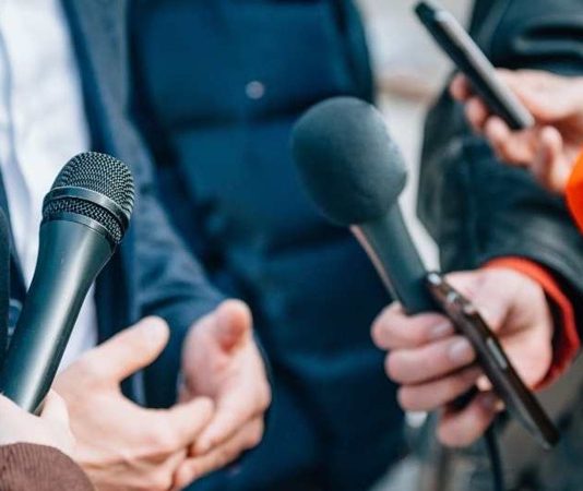 Basın danışmanı, kurumların veya kişilerin medya ile ilişkilerini yönetmek, halkla iletişimi stratejik bir şekilde yürütmek ve marka imajını korumakla sorumlu olan profesyoneldir. Basın danışmanı görevini başarıyla yürütebilmek için iletişim becerileri yüksek, medya araçlarını iyi kullanan ve kriz yönetimi konusunda deneyimli olmak gerekir. İş dünyasında ve kamu sektöründe giderek daha fazla önem kazanan bu meslek, hem şirketler hem de bireyler için görünürlüğü ve güveni artırmak adına kritik bir rol oynar. Basın danışmanı aynı zamanda basın bültenleri hazırlamak, medya toplantılarını organize etmek ve kurum haberlerinin doğru şekilde yayılmasını sağlamakla da yükümlüdür. Konulu bir haber görseli.