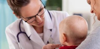 Yeni doğan bebeklerin sağlıklı gelişimi, hem fiziksel hem de psikolojik açıdan büyük önem taşır. Bu noktada bebek hemşiresi mesleği öne çıkar. Bebek hemşiresi kimdir sorusu, özellikle sağlık alanına ilgi duyan ve çocuk bakımına yönelmek isteyen kişiler tarafından sıkça merak edilmektedir. Bu meslek, yenidoğan bakımında uzmanlaşmış, bebeklerin sağlığını ve güvenliğini ön planda tutan profesyonelleri tanımlar. Konulu bir haber görseli.