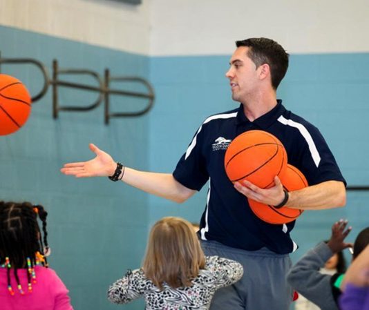 Günümüzde sporun ve fiziksel aktivitenin önemi arttıkça, beden eğitimi öğretmeni mesleği de daha fazla dikkat çekmeye başlamıştır. Beden eğitimi öğretmeni kimdir sorusu, özellikle spor ve eğitim alanına ilgi duyan kişiler tarafından merak edilmektedir. Bu meslek, öğrencilerin fiziksel gelişimini destekleyen, spor becerilerini geliştiren ve sağlıklı yaşam alışkanlıklarını kazandıran eğitimcileri tanımlar. Konulu bir haber görseli.