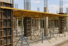 Betonarme Kalıpçısı Kimdir? Betonarme Kalıpçısı Ne Kadar Kazanır? Betonarme kalıpçısı, inşaat sektöründe yapıların temelini oluşturan betonarme sistemlerin kalıp montajını ve sökümünü yapan uzman profesyoneldir. Bir betonarme kalıpçısı, yapıların güvenli ve dayanıklı olmasını sağlamak için çizimlere uygun kalıp hazırlığı, demir donatı yerleştirme ve beton dökümü süreçlerini titizlikle yürütür. İşin doğası gereği hem teknik bilgi hem de pratik deneyim bu meslekte büyük önem taşır. Konulu bir haber görseli.