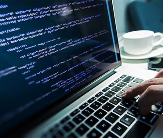 Günümüzde teknoloji dünyasının merkezinde yer alan bilgisayar mühendisi, yazılım ve donanım alanlarında uzmanlaşmış, bilgi teknolojileri projelerini tasarlayan ve geliştiren profesyoneldir. Her geçen gün dijitalleşen iş hayatı, bilgisayar mühendisi ihtiyacını artırmakta ve mesleğin kazanç potansiyelini yükseltmektedir. Bilgisayar mühendisi kimdir ve bilgisayar mühendisi ne kadar kazanır soruları, kariyer planı yapan öğrenciler ve sektöre adım atmak isteyenler tarafından sıkça araştırılmaktadır. Konulu bir haber görseli.