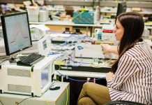 Teknolojinin hızla gelişmesiyle birlikte bilgi teknolojileri alanında çalışan mesleklerin önemi giderek artmaktadır. Bu mesleklerden biri de bilgisayar teknikeri olarak bilinir. Özellikle kurumların bilgisayar sistemlerinin sorunsuz çalışması için görev yapan bilgisayar teknikeri, teknik destek sağlayan ve donanım ile yazılım sorunlarını çözen uzman kişidir. Bu nedenle birçok kişi bilgisayar teknikeri kimdir ve bilgisayar teknikeri ne kadar kazanır sorularına yanıt aramaktadır. Konulu bir haber görseli.