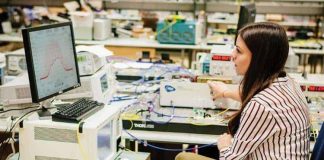 Teknolojinin hızla gelişmesiyle birlikte bilgi teknolojileri alanında çalışan mesleklerin önemi giderek artmaktadır. Bu mesleklerden biri de bilgisayar teknikeri olarak bilinir. Özellikle kurumların bilgisayar sistemlerinin sorunsuz çalışması için görev yapan bilgisayar teknikeri, teknik destek sağlayan ve donanım ile yazılım sorunlarını çözen uzman kişidir. Bu nedenle birçok kişi bilgisayar teknikeri kimdir ve bilgisayar teknikeri ne kadar kazanır sorularına yanıt aramaktadır. Konulu bir haber görseli.