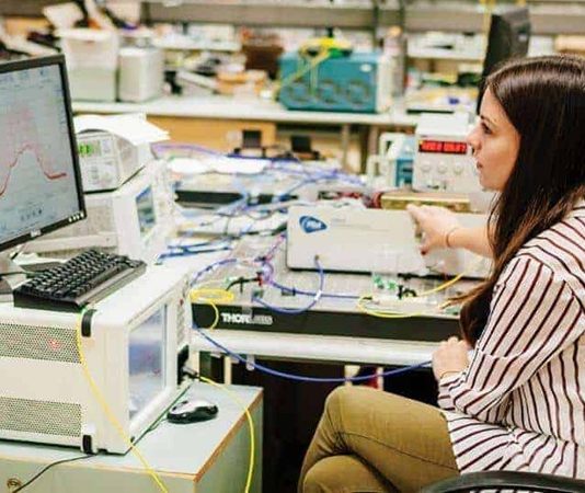 Bilgisayar Teknikeri Kimdir? Bilgisayar Teknikeri Ne Kadar Kazanır? Teknolojinin hızla gelişmesiyle birlikte bilgi teknolojileri alanında çalışan mesleklerin önemi giderek artmaktadır. Bu mesleklerden biri de bilgisayar teknikeri olarak bilinir. Özellikle kurumların bilgisayar sistemlerinin sorunsuz çalışması için görev yapan bilgisayar teknikeri, teknik destek sağlayan ve donanım ile yazılım sorunlarını çözen uzman kişidir. Bu nedenle birçok kişi bilgisayar teknikeri kimdir ve bilgisayar teknikeri ne kadar kazanır sorularına yanıt aramaktadır. Konulu bir haber görseli.