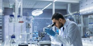 Bilim dünyası, insanlığın gelişimi ve teknolojik ilerlemesi için kritik bir role sahiptir. Bu noktada bilim insanı mesleği öne çıkar. Bilim insanı kimdir sorusu, akademik alanda veya araştırma geliştirme süreçlerine ilgi duyan kişiler tarafından sıkça sorulur. Bu meslek, doğa bilimlerinden sosyal bilimlere kadar geniş bir yelpazede araştırma yapan, bilgi üreten ve bilimsel yöntemleri uygulayan profesyonelleri kapsar. Konulu bir haber görseli.