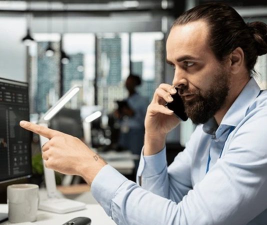 Finans dünyasında önemli bir rol oynayan borsacı, ekonomik piyasaların işleyişinde kritik bir görev üstlenir. Borsacı kimdir sorusu, yatırım dünyasına ilgi duyan kişiler tarafından sıkça sorulur. Bu meslek, hisse senedi, tahvil, emtia ve döviz piyasalarında alım-satım işlemlerini yöneten ve yatırımcılar için stratejiler geliştiren profesyonelleri kapsar. Konulu bir haber görseli.