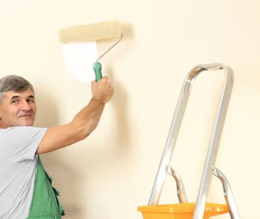 İnşaat ve dekorasyon sektörlerinde önemli bir yer tutan mesleklerden biri de boya ustasıdır. Bir mekanın estetik ve görselliğini doğrudan etkileyen boya ustası, duvar, tavan ve mobilya yüzeylerini boyayarak mekânların daha canlı ve modern görünmesini sağlar. Bu nedenle boya ustası kimdir ve boya ustası ne kadar kazanır gibi sorular, bu meslekle ilgilenen kişiler tarafından sıkça araştırılmaktadır. Konulu bir haber görseli.