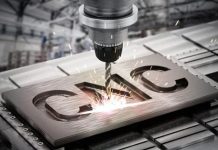 CNC Operatörü Kimdir? CNC Operatörü Ne Kadar Kazanır? Sanayi ve üretim sektöründe teknolojinin gelişmesiyle birlikte birçok meslek de dönüşüm geçirmiştir. Özellikle otomasyon sistemleri ve bilgisayar destekli üretim yöntemleri, üretim süreçlerini daha hızlı ve hassas hale getirmiştir. Bu sistemlerin merkezinde ise CNC operatörü yer alır. Modern üretim tesislerinde kullanılan bilgisayar kontrollü makineleri yöneten CNC operatörü, metal, plastik veya farklı malzemelerin işlenmesini sağlayan önemli bir meslek grubudur. Konulu bir haber görseli.