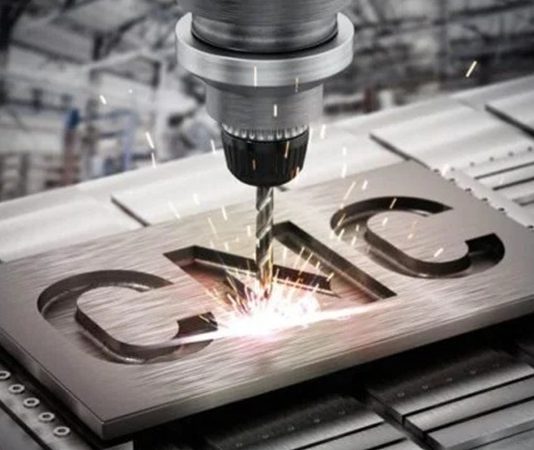 Sanayi ve üretim sektöründe teknolojinin gelişmesiyle birlikte birçok meslek de dönüşüm geçirmiştir. Özellikle otomasyon sistemleri ve bilgisayar destekli üretim yöntemleri, üretim süreçlerini daha hızlı ve hassas hale getirmiştir. Bu sistemlerin merkezinde ise CNC operatörü yer alır. Modern üretim tesislerinde kullanılan bilgisayar kontrollü makineleri yöneten CNC operatörü, metal, plastik veya farklı malzemelerin işlenmesini sağlayan önemli bir meslek grubudur. Konulu bir haber görseli.