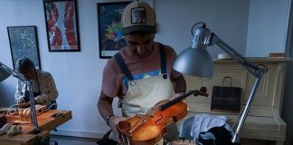 Müziğin büyülü dünyasında her notanın arkasında, ustalıkla hazırlanmış bir çalgı yatar. Bu süreçte kritik rol üstlenen meslek gruplarından biri de çalgı yapımcısıdır. Çalgı yapımcısı, müzik aletlerinin tasarımı, üretimi ve bakımı ile ilgilenen uzman kişidir. Hem geleneksel hem modern çalgıları üretebilen bu meslek, hem sanat hem de teknik bilgi gerektirir. Konulu bir haber görseli.