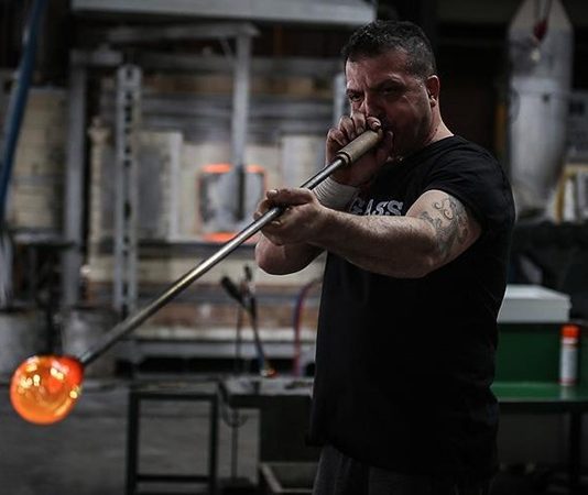 Cam Ustası Kimdir? Cam Ustası Ne Kadar Kazanır? Günlük hayatta kullanılan birçok yapı malzemesi arasında cam, hem estetik hem de işlevsel yönüyle önemli bir yere sahiptir. Evlerden iş yerlerine, otomobillerden büyük mimari yapılara kadar pek çok alanda kullanılan camın doğru şekilde kesilmesi, yerleştirilmesi ve tamir edilmesi ise uzmanlık gerektiren bir iştir. Bu noktada devreye giren cam ustası, cam ürünlerinin hazırlanması, montajı ve onarımı konusunda uzmanlaşmış meslek grubunu ifade eder. Konulu bir haber görseli.
