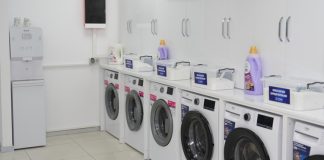 Günlük yaşamda temizlik ve hijyenin önemi giderek artarken, bu sürecin arka planında çalışan meslek gruplarından biri de çamaşırhane görevlisidir. Oteller, hastaneler, restoranlar ve çeşitli işletmeler için çamaşırların temizliği, bakımı ve düzenli teslimi bu meslek grubunun sorumluluğundadır. Çamaşırhane görevlisi, işin teknik ve organizasyonel yönlerini bir arada yürüterek kurumların hijyen standartlarını korur. Konulu bir haber görseli