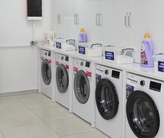 Günlük yaşamda temizlik ve hijyenin önemi giderek artarken, bu sürecin arka planında çalışan meslek gruplarından biri de çamaşırhane görevlisidir. Oteller, hastaneler, restoranlar ve çeşitli işletmeler için çamaşırların temizliği, bakımı ve düzenli teslimi bu meslek grubunun sorumluluğundadır. Çamaşırhane görevlisi, işin teknik ve organizasyonel yönlerini bir arada yürüterek kurumların hijyen standartlarını korur. Konulu bir haber görseli