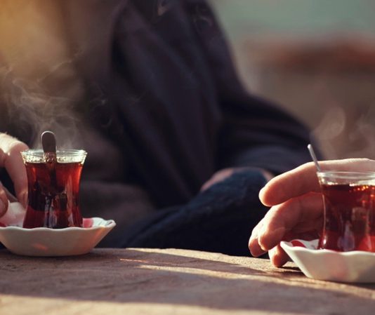 Çaycı Kimdir? Çaycı Ne Kadar Kazanır? Türkiye’de günlük hayatın vazgeçilmez içeceklerinden biri olan çay, iş yerlerinden kamu kurumlarına kadar pek çok ortamda önemli bir yer tutar. Bu nedenle birçok kurumda çayın hazırlanması ve servis edilmesiyle ilgilenen kişiler bulunur. Bu görevi yerine getiren kişi ise çaycı olarak adlandırılır. İş yerlerinde düzenin sağlanmasına ve çalışanların ihtiyaçlarının karşılanmasına yardımcı olan çaycı, özellikle ofis ortamlarında sıkça karşılaşılan bir meslektir. Konulu bir haber görseli.